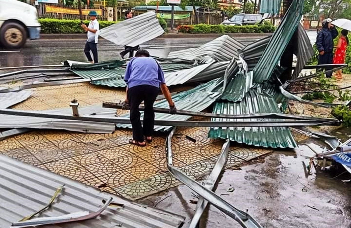 Giông lốc bất thường hủy hoại nhiều công trình xây dựng, nhà cửa thuộc thị trấn Phong Điền (huyện Phong Điền, TT-Huế). Ảnh: CTV