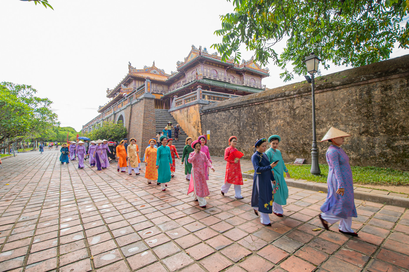 Cùng ngày là lễ diễu hành, dâng hương, hoa tại Triệu Tổ miếu, Thế Tổ miếu (Đại nội Huế). Ảnh: B.Minh.
