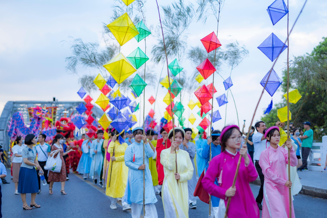 “Đây là hoạt động ý nghĩa nhằm bảo tồn và phát huy các giá trị truyền thống văn hóa đặc sắc của dân tộc, tăng cường giao lưu văn hóa thể thao giữa các câu lạc bộ, đội, nhóm và nghệ nhân trên địa bàn, đồng thời, quảng bá hình ảnh về quê hương và người dân xứ Huế với bạn bè trong nước và quốc tế”, ông Hạnh cho biết.
