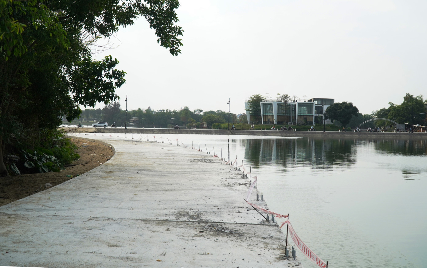 Theo đó, dự án đường đi bộ ven sông Như Ý qua hai phường Phú Hội và Xuân Phú (TP. Huế), với chiều dài 1,6km, rộng 6m; kéo dài từ Đập Đá (cuối đường Lê Lợi) đến cầu Vân Dương (đường Ngô Thúc Khuê), với tổng trị giá đầu tư 267 tỷ đồng.