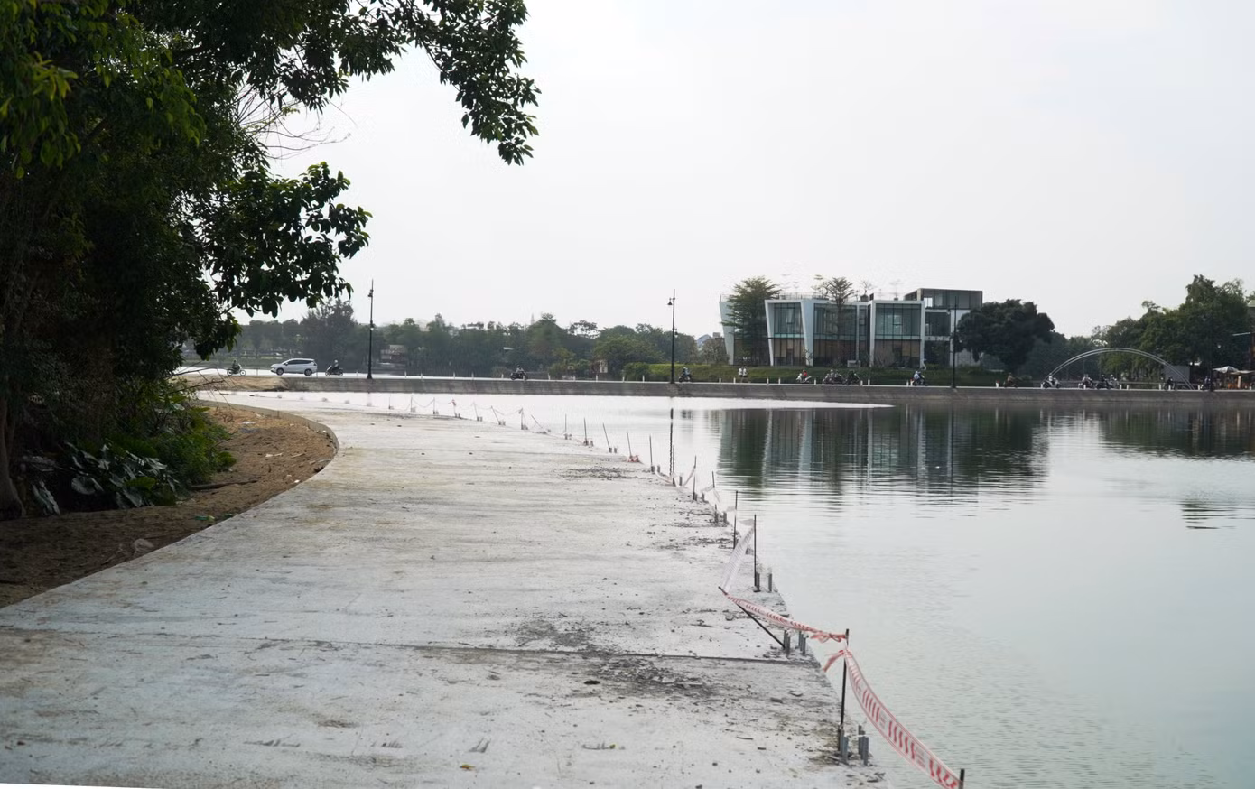 Theo đó, dự án đường đi bộ ven sông Như Ý qua hai phường Phú Hội và Xuân Phú (TP. Huế), với chiều dài 1,6km, rộng 6m; kéo dài từ Đập Đá (cuối đường Lê Lợi) đến cầu Vân Dương (đường Ngô Thúc Khuê), với tổng trị giá đầu tư 267 tỷ đồng.