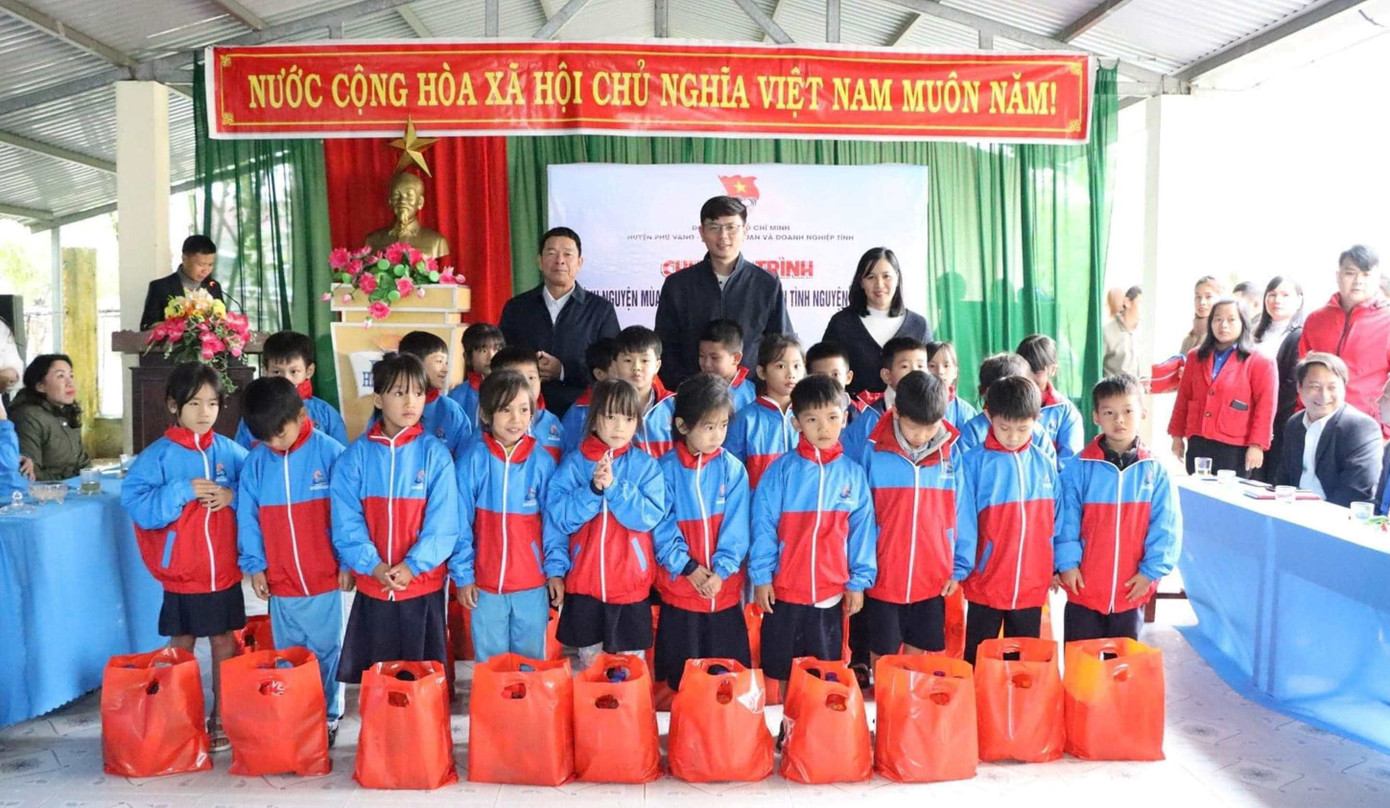 Tặng áo ấm, quà cho học sinh tiểu học xã Vinh Hà (huyện Phú Vang, TT-Huế). Tặng áo ấm, quà cho học sinh tiểu học xã Vinh Hà (huyện Phú Vang, TT-Huế).