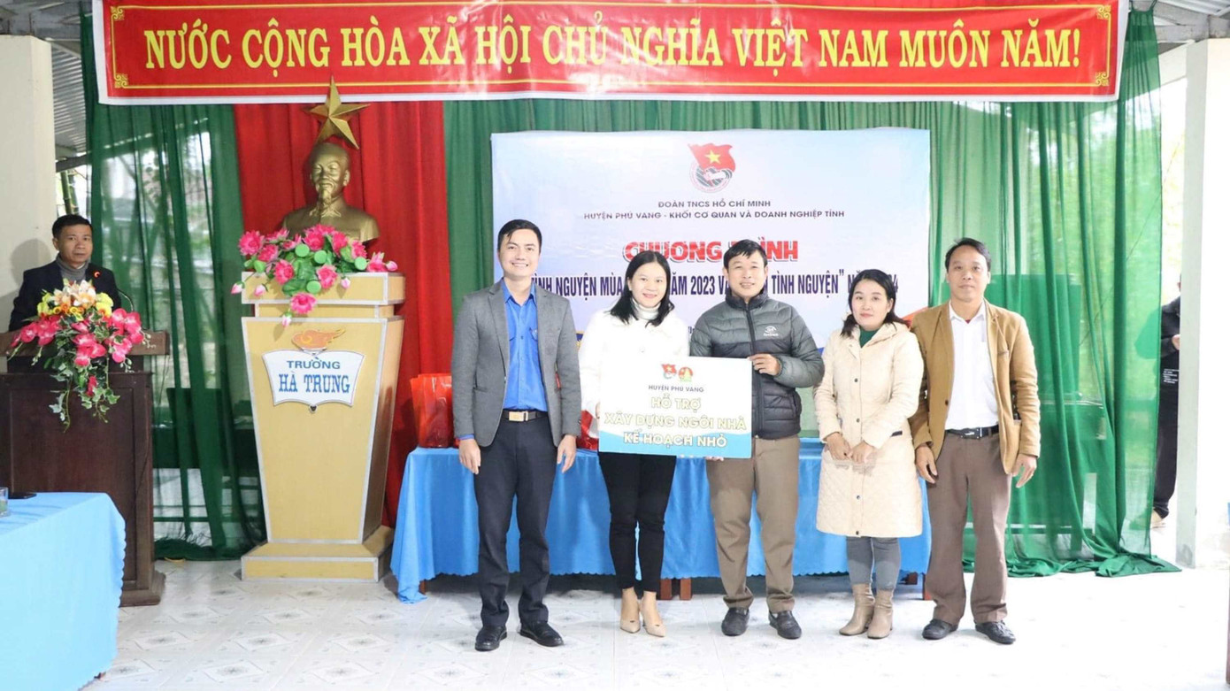 Trao tặng công trình “Ngôi nhà kế hoạch nhỏ”. (Ảnh: HĐPV) Trao tặng công trình “Ngôi nhà kế hoạch nhỏ”. (Ảnh: HĐPV)