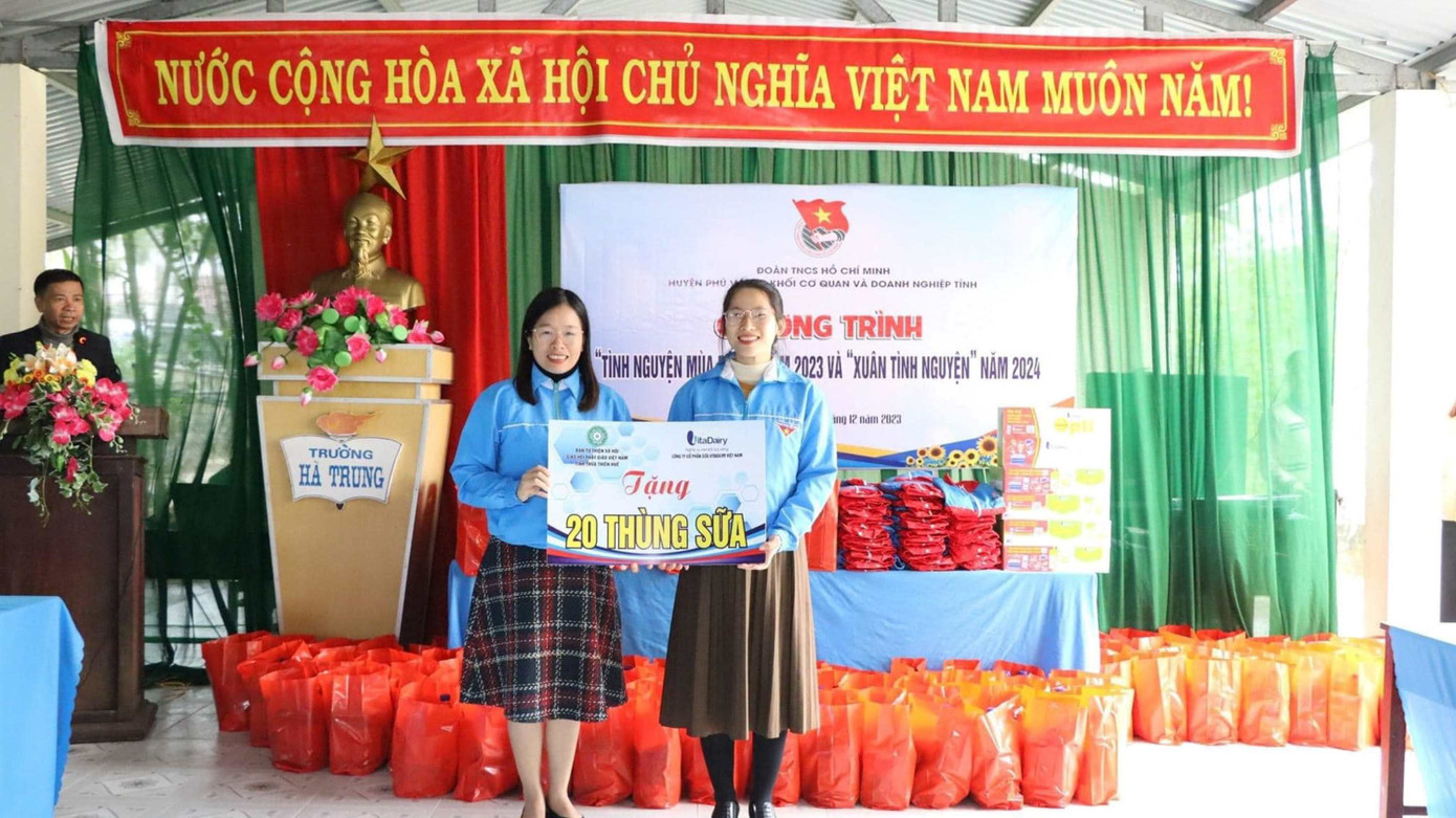 Tặng 20 thùng sữa cho các em thiếu nhi. Tặng 20 thùng sữa cho các em thiếu nhi.