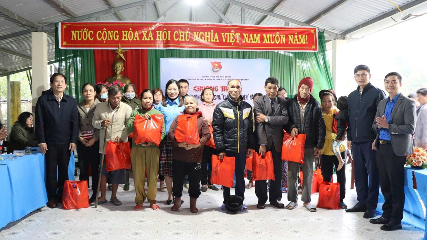 Tặng 50 túi an sinh cho các hộ nghèo, hộ cựu thanh niên xung phong xã Vinh Hà Tặng 50 túi an sinh cho các hộ nghèo, hộ cựu thanh niên xung phong xã Vinh Hà