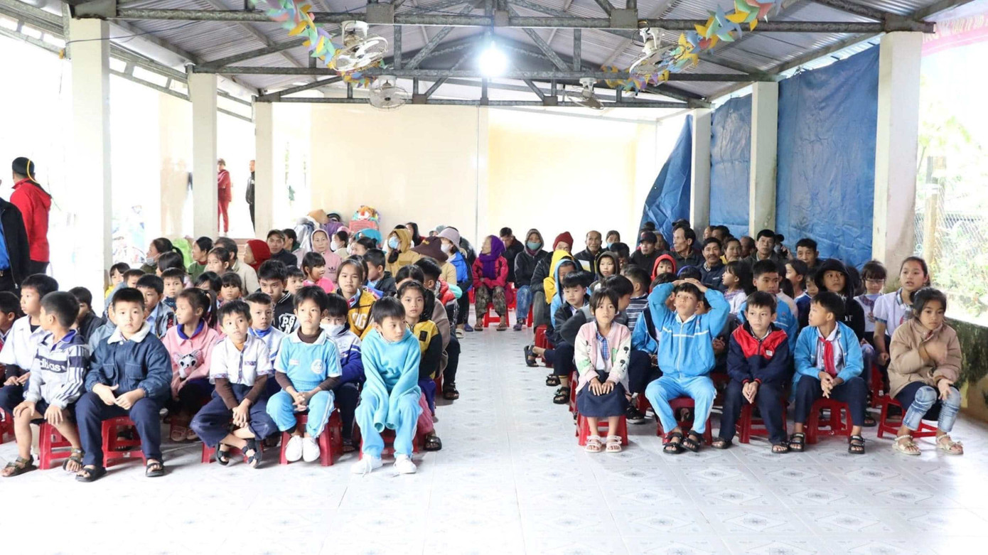 Các em thiếu nhi, học sinh và người dân có hoàn cảnh khó khăn xã Vinh Hà đón nhận sự hỗ trợ, giúp đỡ của tổ chức Đoàn, nhà hảo tâm. Các em thiếu nhi, học sinh và người dân có hoàn cảnh khó khăn xã Vinh Hà đón nhận sự hỗ trợ, giúp đỡ của tổ chức Đoàn, nhà hảo tâm.