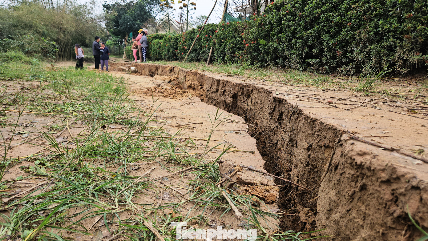 Theo người dân xóm Phường (thôn La Vân Thượng, xã Quảng Thọ, huyện Quảng Điền, thành phố Huế), tình trạng sạt lở bờ sông Rào Cùng xảy ra trong vài ngày lại đây. Ban đầu, tuyến đường ven sông qua xóm Phường chỉ xuất hiện vết nứt nhỏ dọc theo bờ sông. Tuy nhiên, sau một đêm, cả đoạn đường dài hơn 100 mét đã bị nứt toác, nền đường sụt vỡ, tạo độ chênh gần cả mét. Theo người dân xóm Phường (thôn La Vân Thượng, xã Quảng Thọ, huyện Quảng Điền, thành phố Huế), tình trạng sạt lở bờ sông Rào Cùng xảy ra trong vài ngày lại đây. Ban đầu, tuyến đường ven sông qua xóm Phường chỉ xuất hiện vết nứt nhỏ dọc theo bờ sông. Tuy nhiên, sau một đêm, cả đoạn đường dài hơn 100 mét đã bị nứt toác, nền đường sụt vỡ, tạo độ chênh gần cả mét.