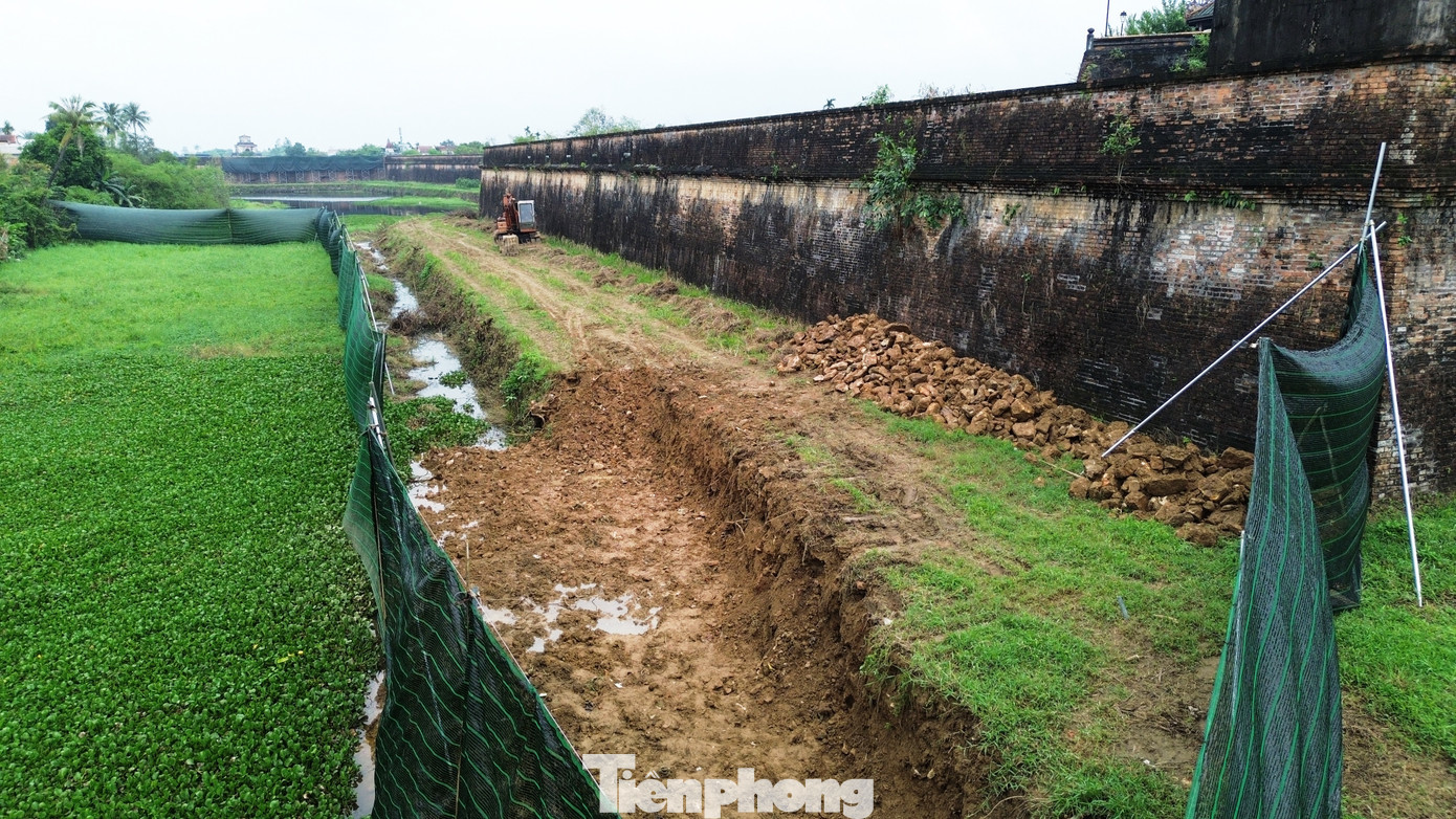 Để đảm bảo độ bền, phần móng kè được gia cố bằng phương pháp đóng cọc tre, đổ bê tông cốt thép và xây lại bằng đá hộc kết hợp vữa xi măng. Lòng hào cũng được nạo vét bùn, đắp đê quai và xử lý dẫn dòng.