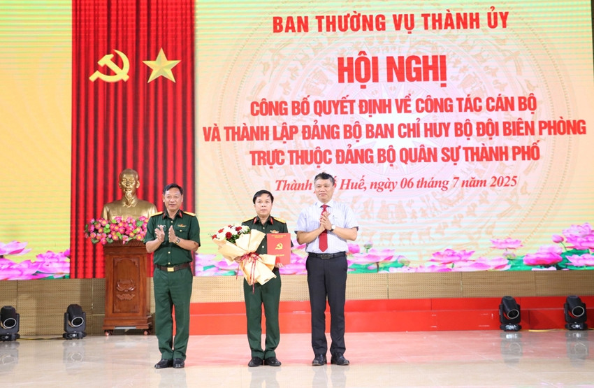 Đại diện Ban Thường vụ Thành ủy Huế và lãnh đạo Bộ Chỉ huy Quân sự TP Huế trao quyết định và tặng hoa chúc mừng Thượng tá Trương Viết Hải. Ảnh: Thái Bường Đại diện Ban Thường vụ Thành ủy Huế và lãnh đạo Bộ Chỉ huy Quân sự TP Huế trao quyết định và tặng hoa chúc mừng Thượng tá Trương Viết Hải. Ảnh: Thái Bường