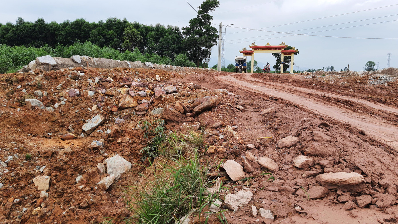 Công trình còn bị phản ánh sử dụng vật liệu đắp nền không bảo đảm chất lượng