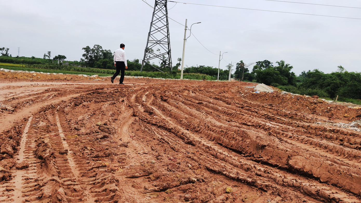 Người dân nhiều lần phản ánh đến cơ quan chức năng về tiến độ dự án, sự nguy hiểm của công trình nhưng không có kết quả