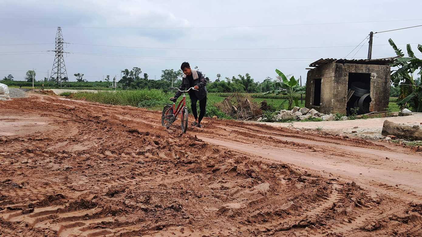 Học sinh phải dắt bộ xe đạp khi đi qua bãi lầy dự án 16 tỷ
