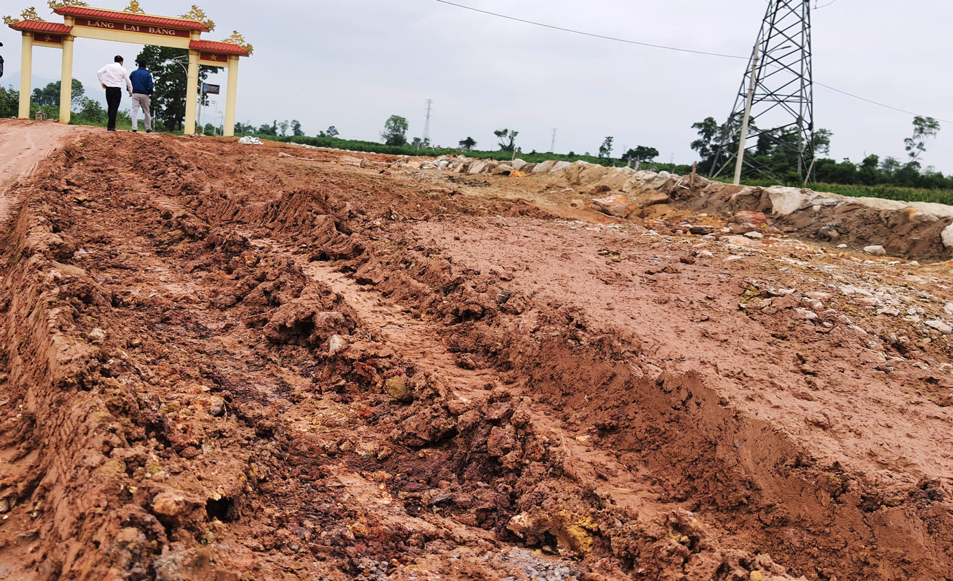 Tuyến đường trung tâm tại phường Hương Vân, thị xã Hương Trà, sau 2 năm xây dựng vẫn ngập trong bùn lầy