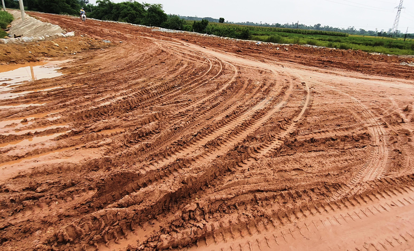 "Bẫy" bùn kéo dài gần 2km luôn là nỗi ám ảnh đối với người đi đường