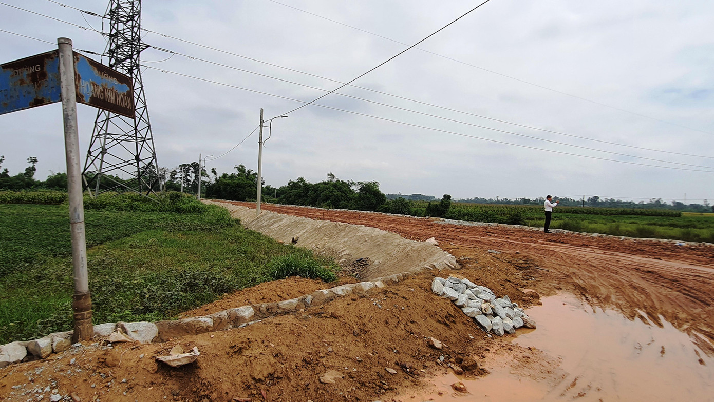 Trên công trường không hề có biển cảnh báo nguy hiểm, cùng hệ thống bảo đảm an toàn giao thông trong thời gian thi công