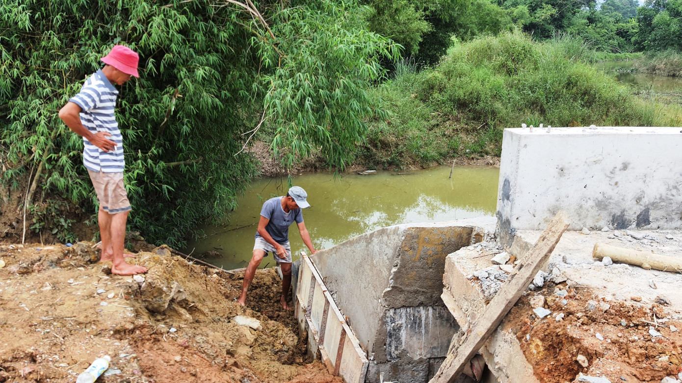 Trên cả tuyến công trình dự án chỉ có 2 công nhân làm việc