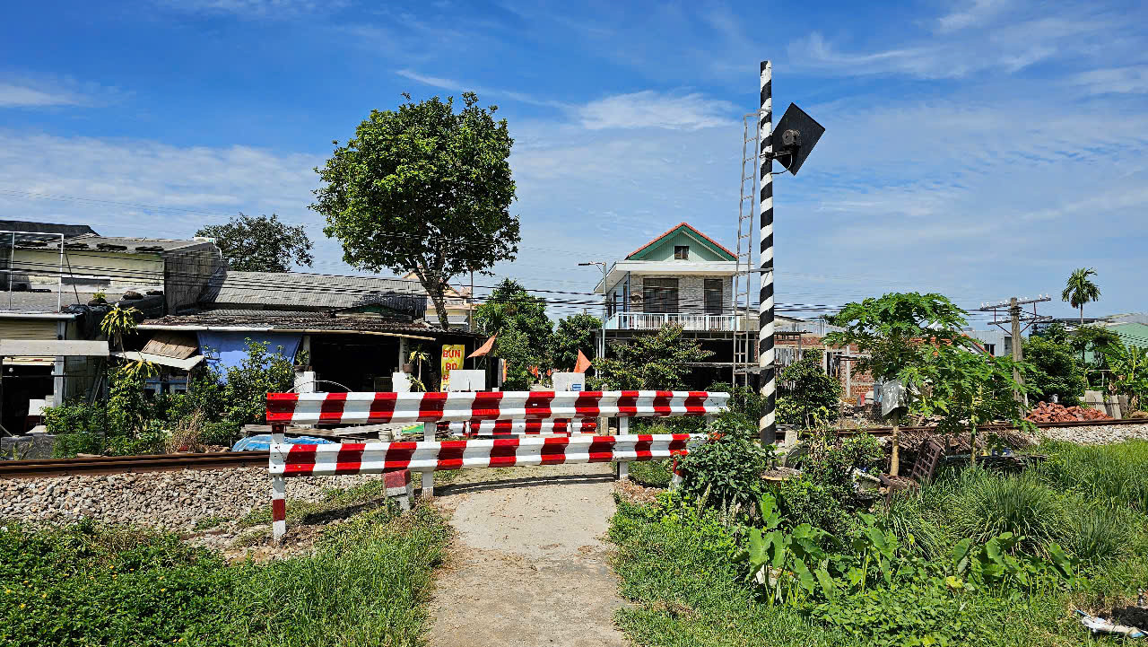 Các vị trí bị rào đóng thuộc Km682+115, Km684+1310, Km684+405, Km684+500 tuyến đường sắt Bắc - Nam (đoạn qua phường Hương An) và Km690+380 (phường An Cựu, TP Huế).