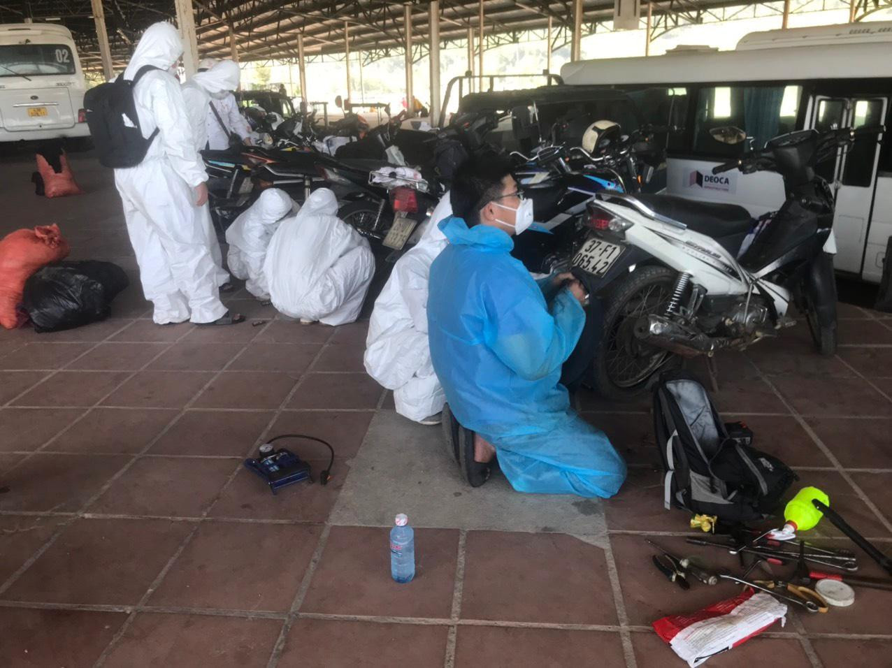 Hỗ trợ sửa chữa xe gắn máy bị hư hỏng sau quãng đường di chuyển dài từ miền Nam ra. Ảnh: MXH Hỗ trợ sửa chữa xe gắn máy bị hư hỏng sau quãng đường di chuyển dài từ miền Nam ra. Ảnh: MXH