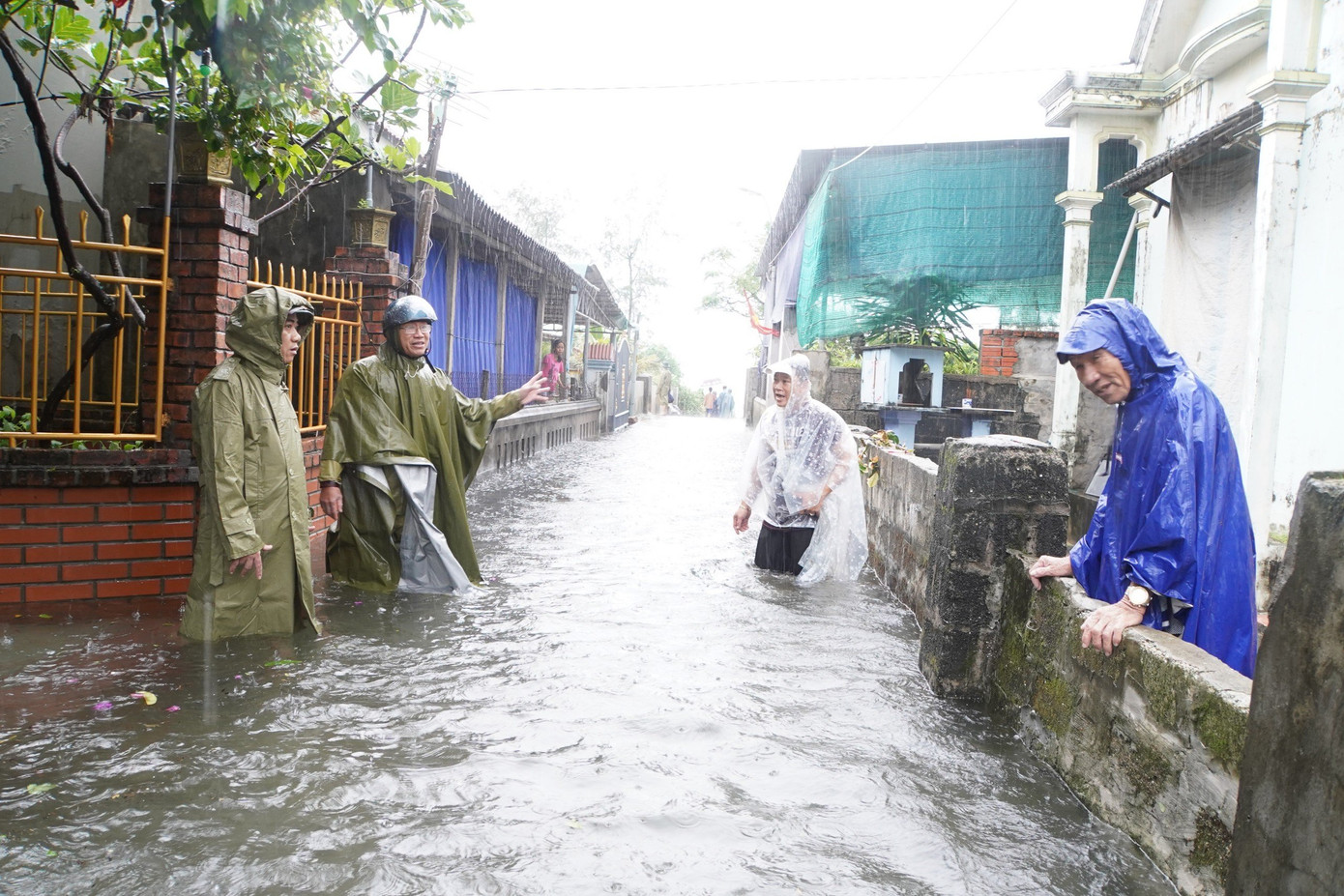 Kiểm tra tình hình mưa lũ ở các khu dân cư xã Phú Diên.