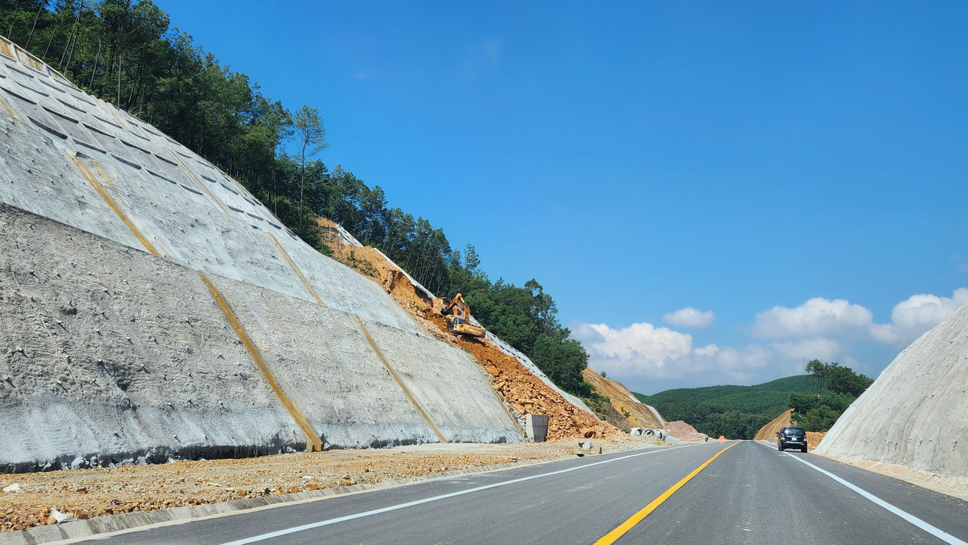 Theo ông Lê Văn Sáu - Phó giám đốc Ban Quản lý Dự án đường Hồ Chí Minh, đến chiều tối 30/11, việc thi công thảm nhựa mặt đường đã hoàn tất trên toàn tuyến. Đây là một trong những hạng mục quan trọng cuối cùng trên tuyến chính đã về đích đúng hạn theo chấp thuận của Bộ GTVT về điều chỉnh tiến độ thực hiện dự án đến ngày 30/11/2022.
