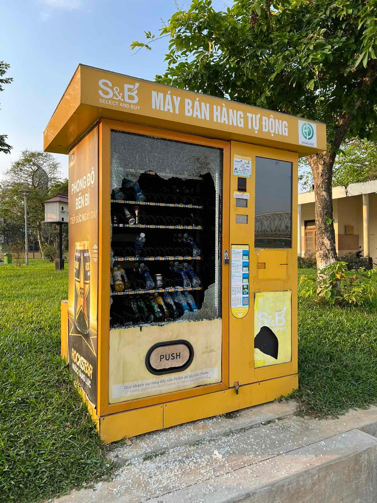 Máy bán hàng tự động của người dân đặt tại công viên gần cầu Trường Tiền, TP Huế, bị kẻ xấu phá hoại gây hư hỏng nghiêm trọng Máy bán hàng tự động của người dân đặt tại công viên gần cầu Trường Tiền, TP Huế, bị kẻ xấu phá hoại gây hư hỏng nghiêm trọng