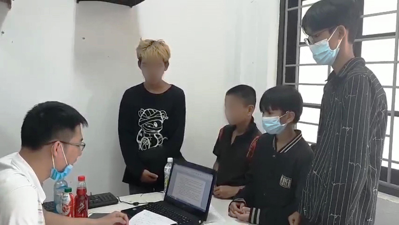 Công an bước đầu làm rõ 4 thiếu niên tuổi từ 12 đến 17 sống tại Huế có hành vi phá hỏng 2 máy bán hàng tự động Công an bước đầu làm rõ 4 thiếu niên tuổi từ 12 đến 17 sống tại Huế có hành vi phá hỏng 2 máy bán hàng tự động