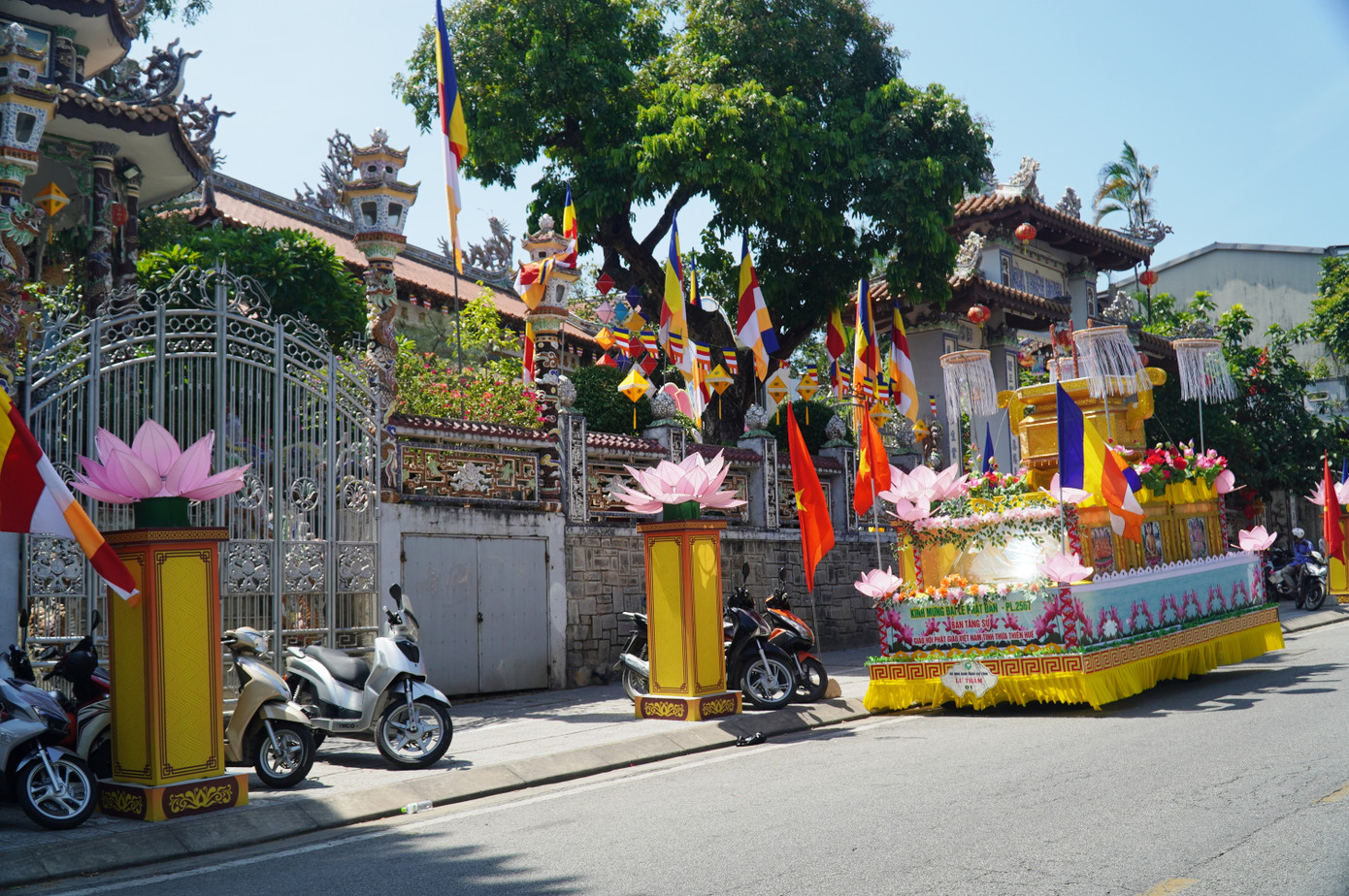 Xe hoa được thiết trí với tông màu vàng chủ đạo chuẩn bị cho một nghi lễ rước Phật diễn ra vào ban đêm.