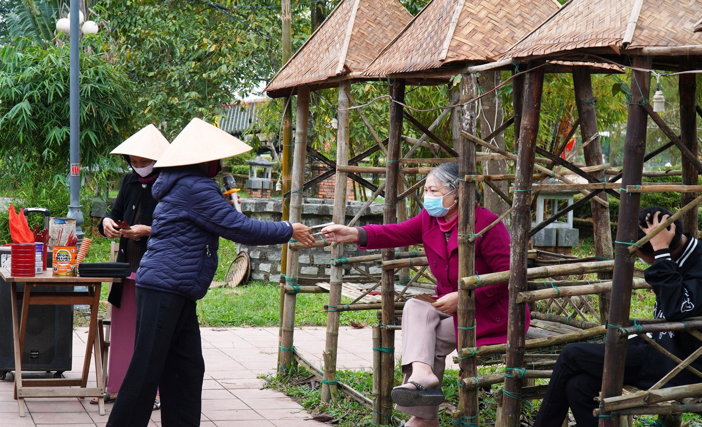 Ngày đầu Xuân Nhâm Dần năm nay, hội bài chòi Thủy Thanh lại diễn ra, với rộn ràng những tiếng cười, khúc vè, câu hò dí dỏm, cùng tiếng hô - đáp sôi nổi giữa “ông hiệu”, “bà hiệu” và người chơi.