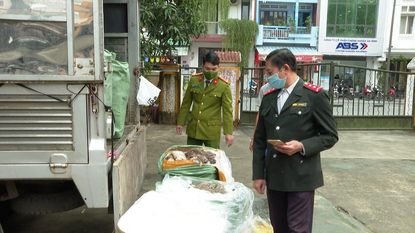 Lô nội tạng trôi nổi được bàn giao cho lực lượng Cảnh sát môi trường và cơ quan chức năng tiếp nhận, xử lý theo thẩm quyền. Lô nội tạng trôi nổi được bàn giao cho lực lượng Cảnh sát môi trường và cơ quan chức năng tiếp nhận, xử lý theo thẩm quyền.