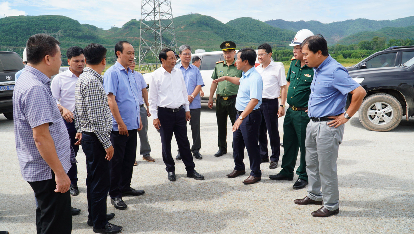 Tỉnh TT-Huế cam kết hoàn thiện việc di dời cột điện trung và cao thế để đảm bảo đưa vào vận hành khai thác tuyến cao tốc đúng mốc thời gian đề ra. Tỉnh TT-Huế cam kết hoàn thiện việc di dời cột điện trung và cao thế để đảm bảo đưa vào vận hành khai thác tuyến cao tốc đúng mốc thời gian đề ra.