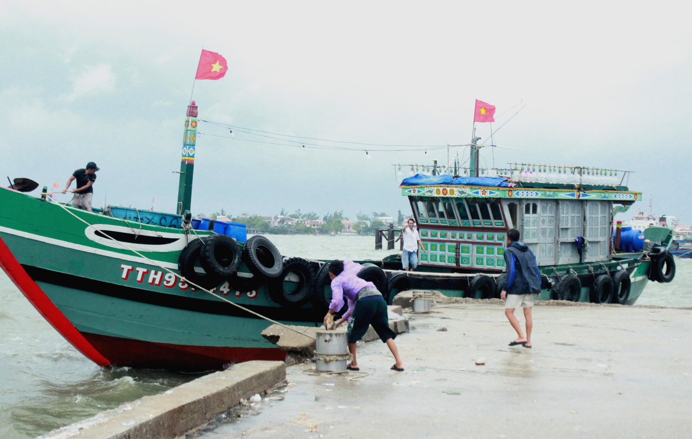 Cẩn thận neo đậu tàu thuyền khi vào bến