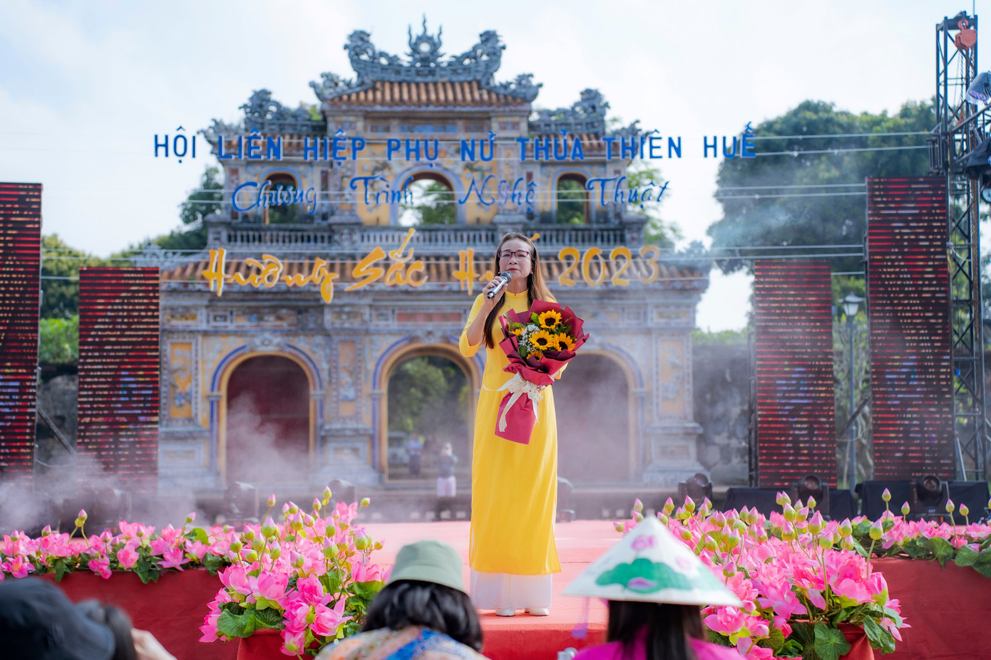 Phụ nữ Huế trong trang phục áo dài truyền thống. Ảnh: Đình Hoàng