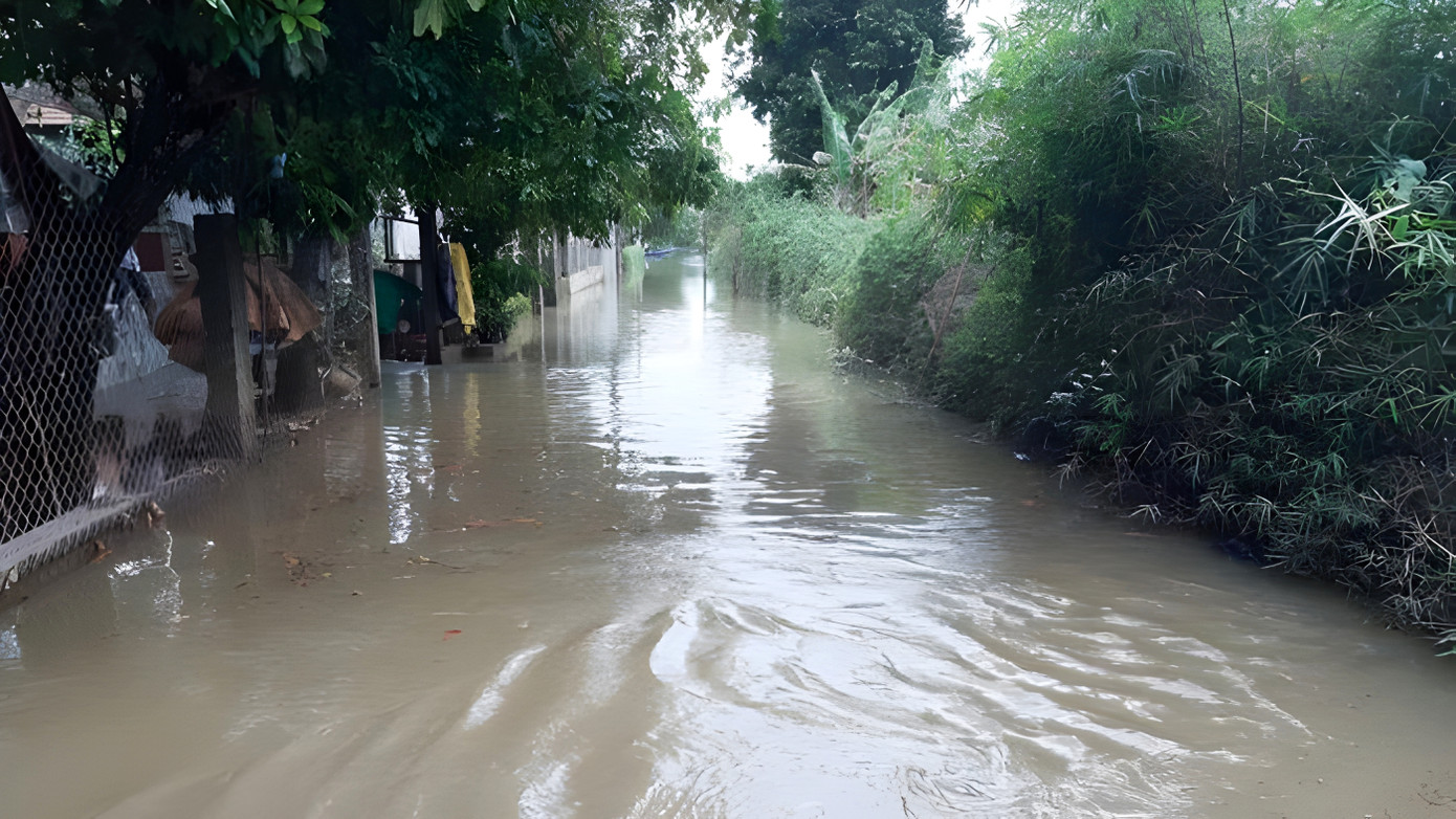 Đường sá đi lại vùng hạ du sông Bồ thuộc huyện Quảng Điền ngập trong nước lũ. Ảnh: T.H.