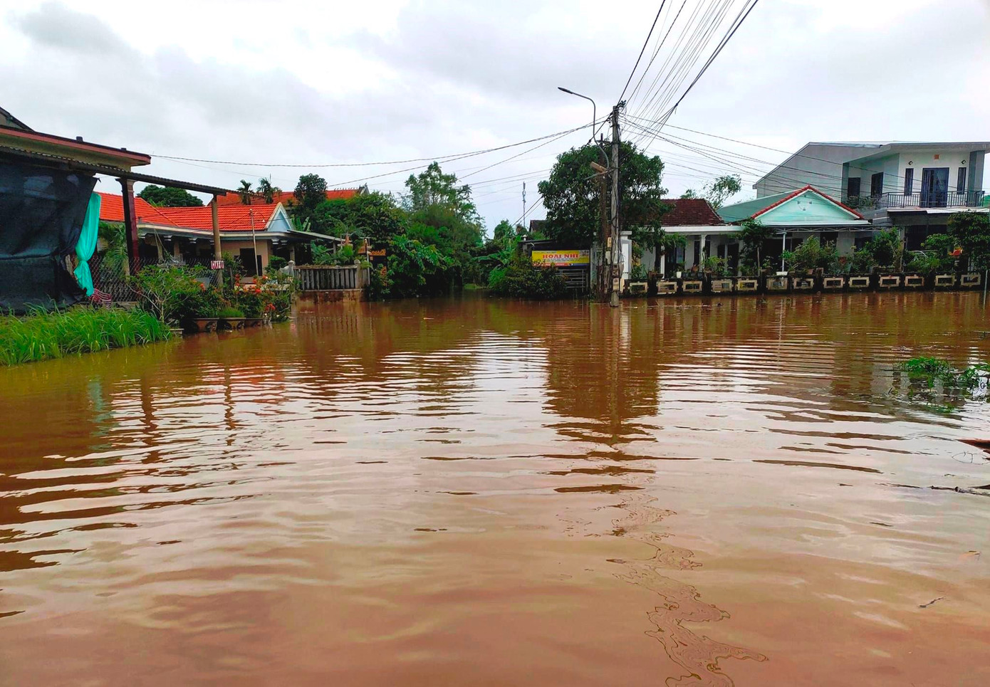 Lũ sông Bồ lên nhanh sáng 2/12 gây ngập lụt tại nhiều vùng hạ du thuộc thị xã Hương Trà. Ảnh: N.A.