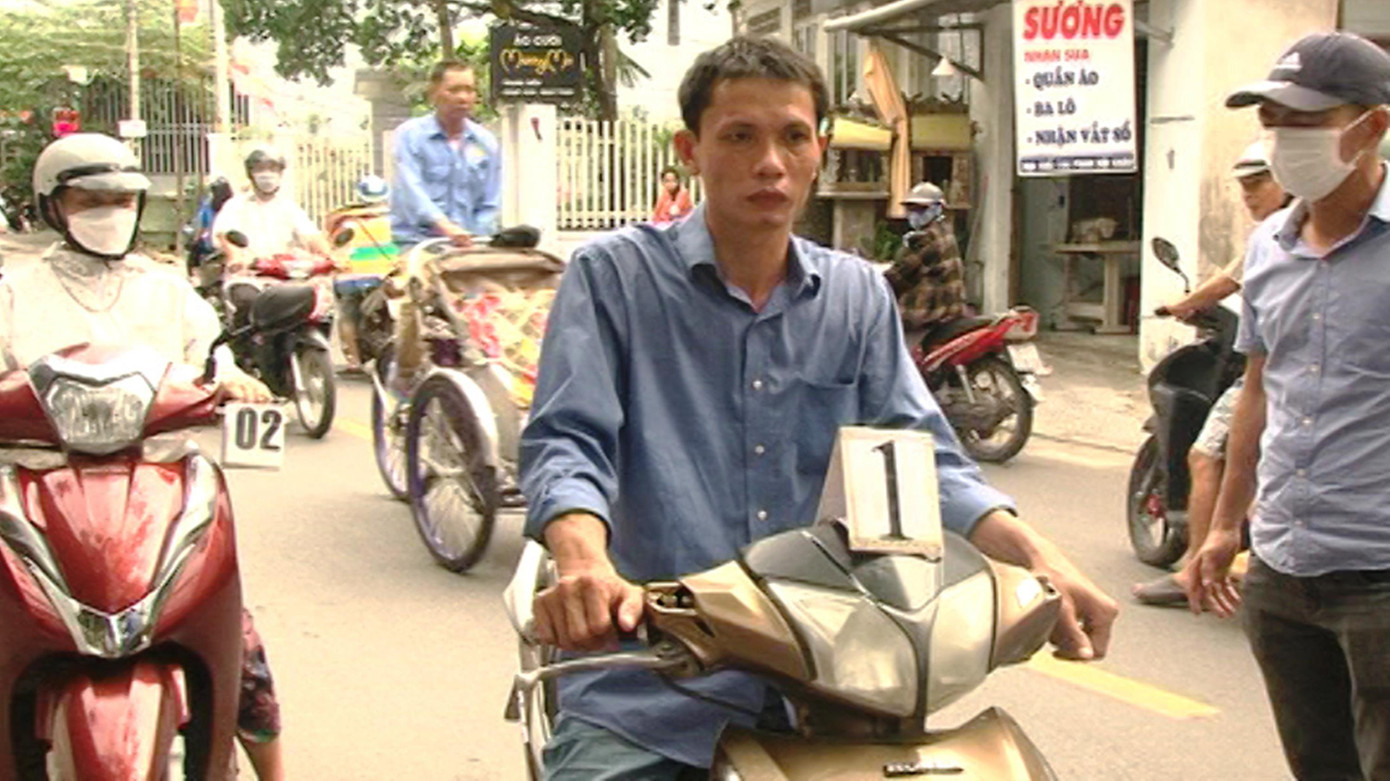 Thực nghiệm, dựng hiện trường một vụ cướp giật do Thế gây ra