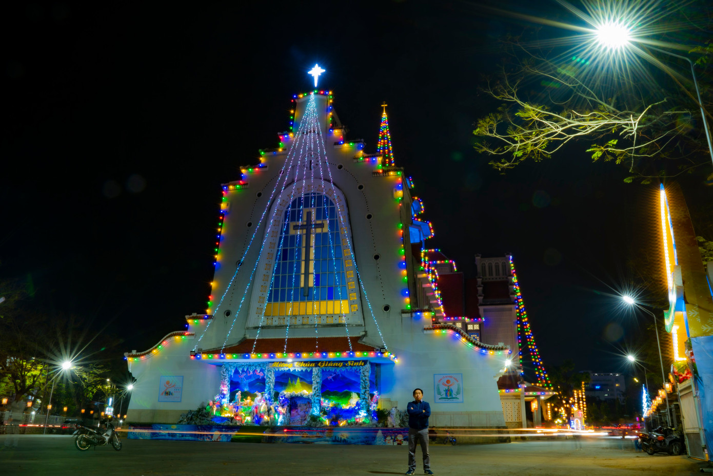 Tranh thủ lưu lại một hình ảnh đáng nhớ của mùa Giáng sinh 2022 và trước thềm năm mới 2023 tại Nhà thờ Dòng Chúa Cứu Thế. Ảnh: Đình Hoàng