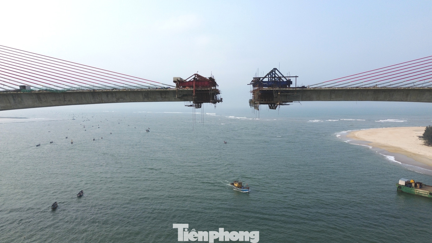 Ban Quản lý Dự án cho biết, các đơn vị thi công hiện gấp rút hoàn thành những hạng mục cuối cùng, đặt mục tiêu hợp long vào dịp kỷ niệm 50 năm Giải phóng miền Nam thống nhất đất nước (30/4/2025) và thông xe kỹ thuật vào dịp lễ Quốc khánh 2/9 sắp tới.