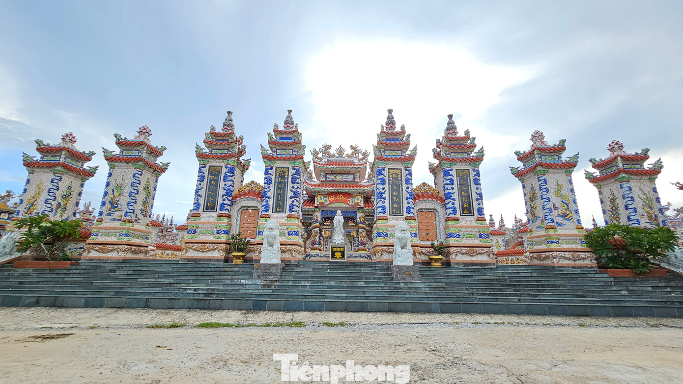 Tại nghĩa trang làng An Bằng - nơi được mệnh danh là “thành phố lăng” thuộc xã Vinh An (huyện Phú Vang, tỉnh TT-Huế) có một khu lăng mộ đồ sộ, được đầu tư hàng tỷ đồng để xây dựng, khiến nhiều người đến tham quan phải choáng ngợp.