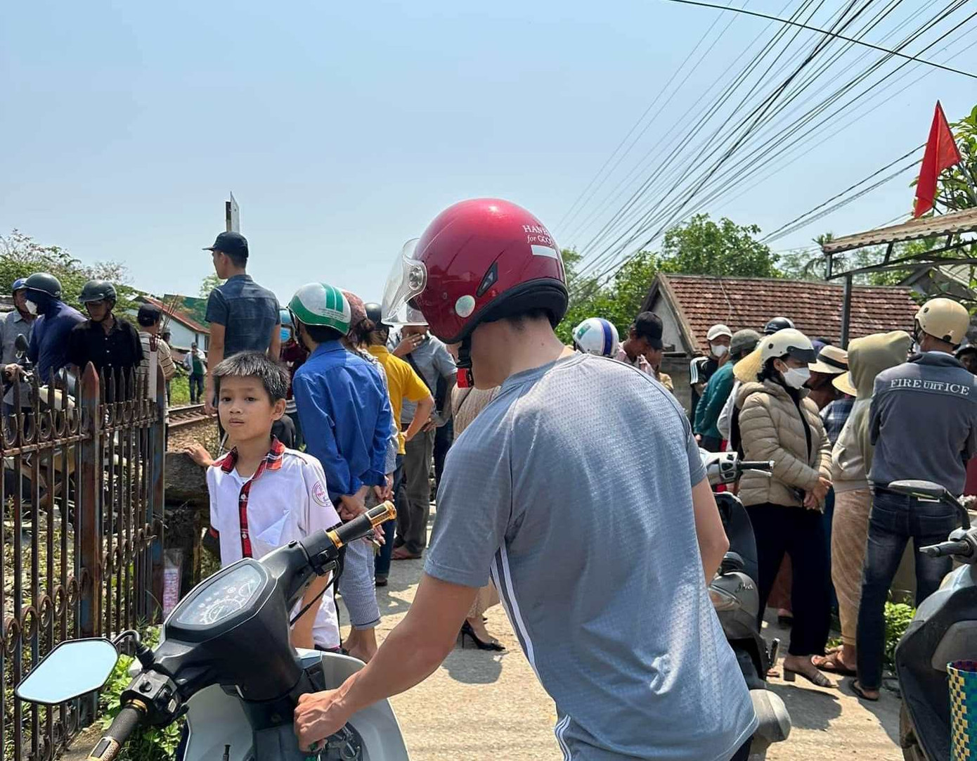 Vị trí xảy ra tai nạn là lối mở tự phát băng ngang đường sắt, không có hệ thống cảnh báo phòng vệ. Ảnh: MXH