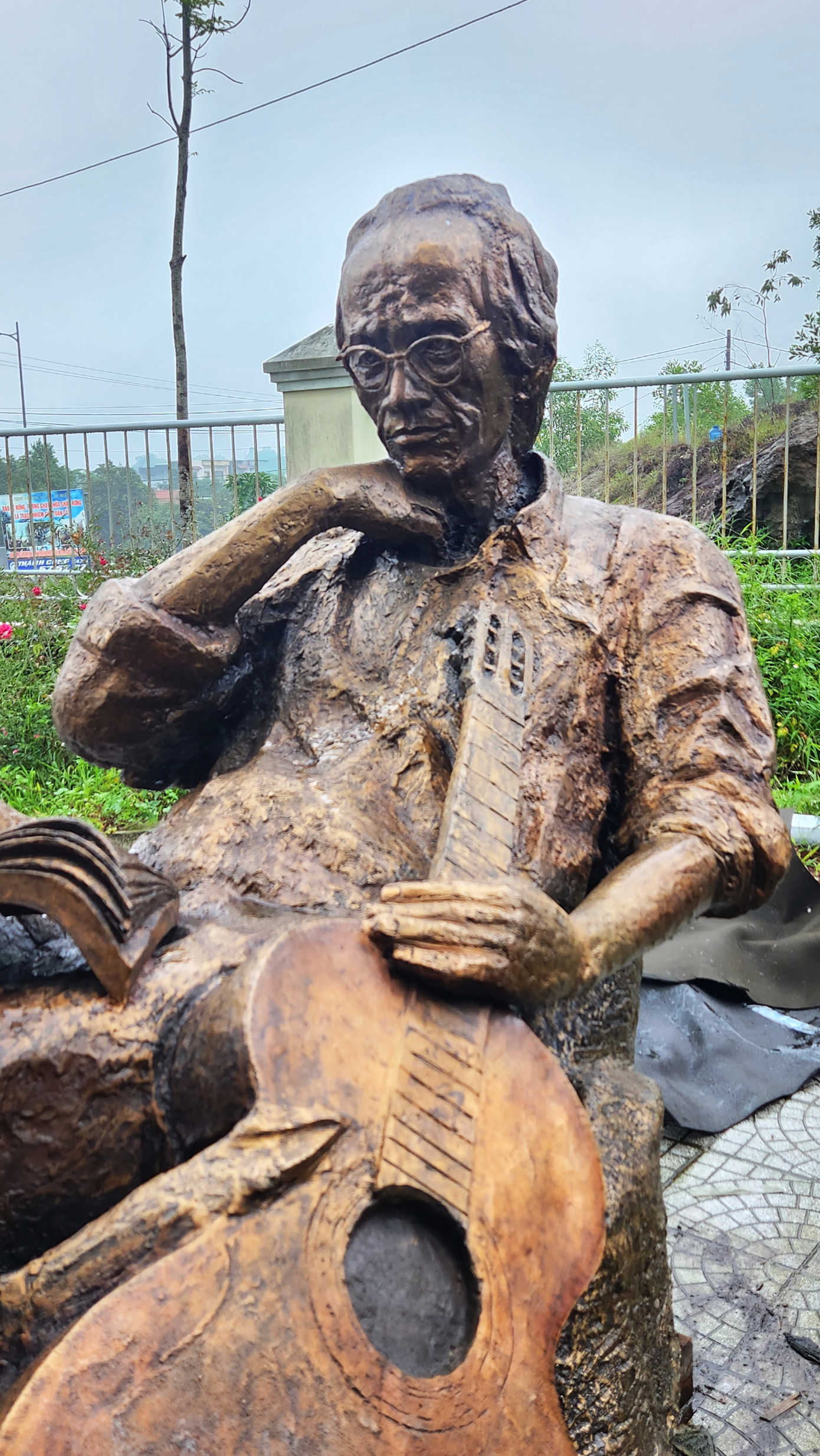 Tác phẩm điêu khắc tượng chân dung cố nhạc sĩ Trịnh Công Sơn đã được chuyển từ TPHCM về Huế. Tác phẩm được tạo tác bởi điêu khắc gia nổi tiếng Trương Đình Quế. (Ảnh: N.V)