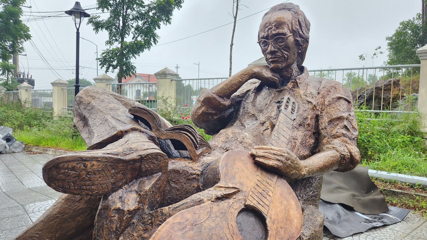 Tác phẩm được tạo tác với chất liệu bằng đồng, cao 1,7m, rộng 1,6m.