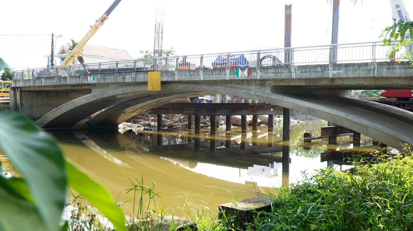 Phó Chủ tịch Hoàng Hải Minh cũng yêu cầu UBND TP Huế chủ động phối hợp với chủ đầu tư để rà soát, nghiên cứu phân kỳ GPMB phù hợp, theo hướng phải ưu tiên tổ chức GPMB ở khu vực thuận lợi để đẩy nhanh tiến độ thực hiện; phối hợp với Sở Xây dựng đẩy nhanh tiến độ lập, thẩm định phê duyệt dự toán công trình, vật kiến trúc