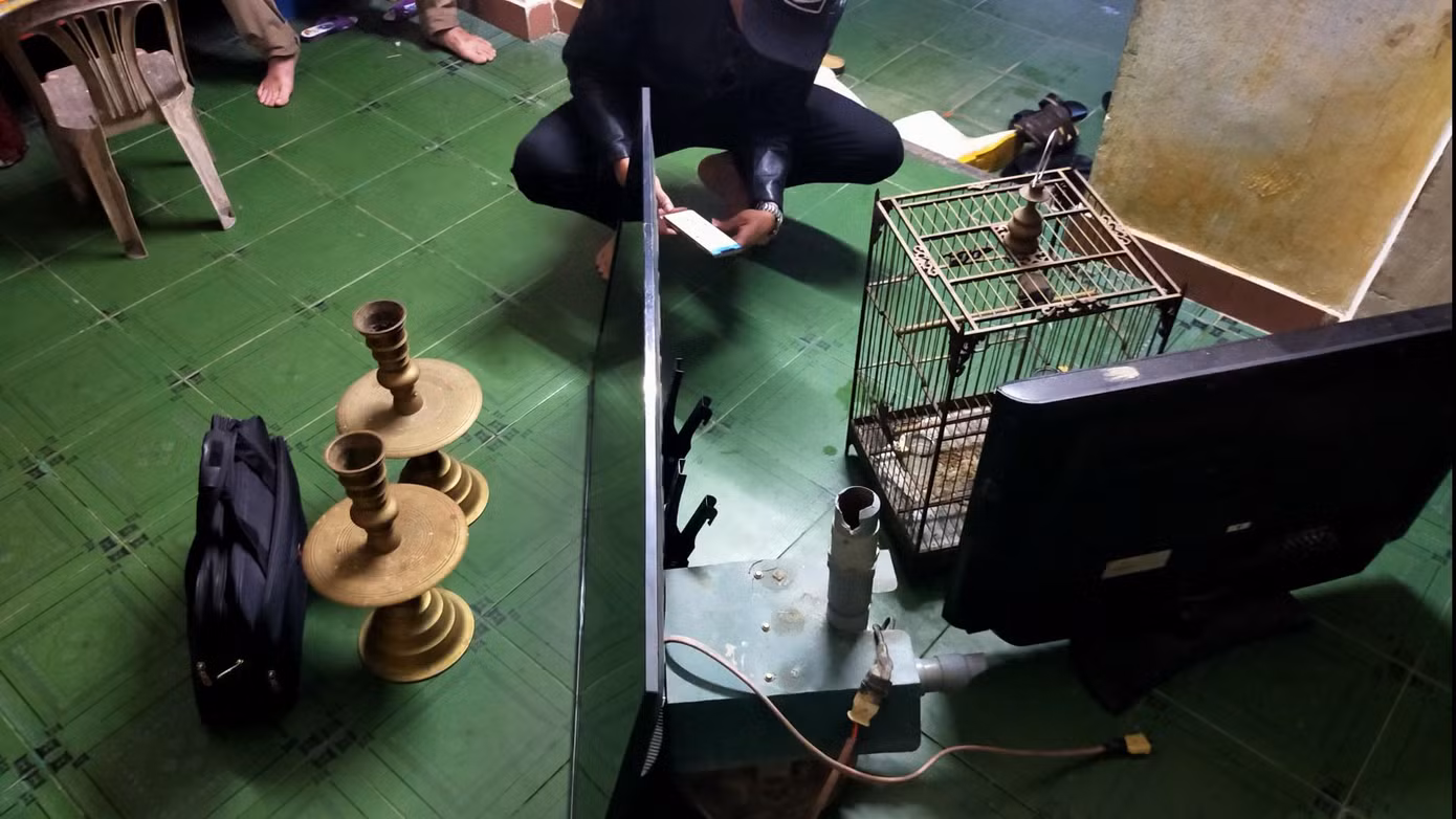 Tang vật các vụ trộm do Châu gây ra tại nhà dân ven sông ở Huế. Ảnh CACC