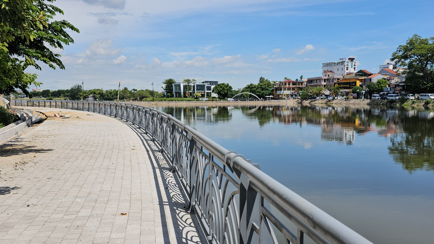 Đến nay, toàn tuyến mới chỉ có 0,5km công trình đoạn từ Đập Đá về cầu Vĩ Dạ cơ bản hoàn thiện thi công hầu hết các hạng mục chính, chỉ còn chờ lắp đặt thêm hệ thống điện chiếu sáng, đúc rãnh thoát nước.