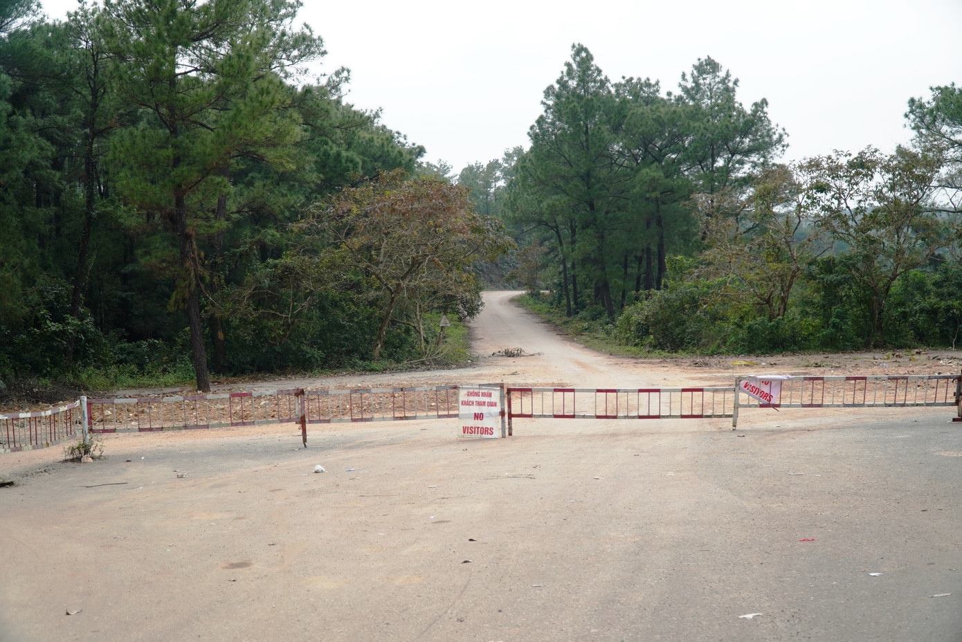Ngay từ lối vào công viên, khu cổng chính to lớn bằng bê tông cốt thép trước đây đã bị hạ giải. Ngay từ lối vào công viên, khu cổng chính to lớn bằng bê tông cốt thép trước đây đã bị hạ giải.