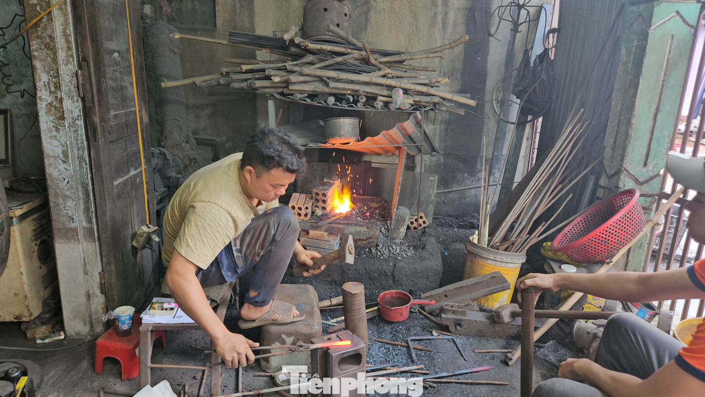 Thợ rèn Bao Vinh cho biết cả xóm rèn hiện chỉ còn khoảng 7 lò rèn vẫn đỏ lửa. Các lò rèn khác đã đóng cửa, nhiều thợ rèn bỏ nghề vì thu nhập từ nghề truyền thống này không đủ công trang trải cuộc sống. “Ngồi gõ, đập, gò đẽo sắt thép cả ngày nặng nhọc nhưng thu nhập không bằng chạy xe công nghệ và các công việc khác, nên nhiều thợ trẻ đã chuyển nghề”, thợ rèn Trương Thái bày tỏ. Thợ rèn Bao Vinh cho biết cả xóm rèn hiện chỉ còn khoảng 7 lò rèn vẫn đỏ lửa. Các lò rèn khác đã đóng cửa, nhiều thợ rèn bỏ nghề vì thu nhập từ nghề truyền thống này không đủ công trang trải cuộc sống. “Ngồi gõ, đập, gò đẽo sắt thép cả ngày nặng nhọc nhưng thu nhập không bằng chạy xe công nghệ và các công việc khác, nên nhiều thợ trẻ đã chuyển nghề”, thợ rèn Trương Thái bày tỏ.