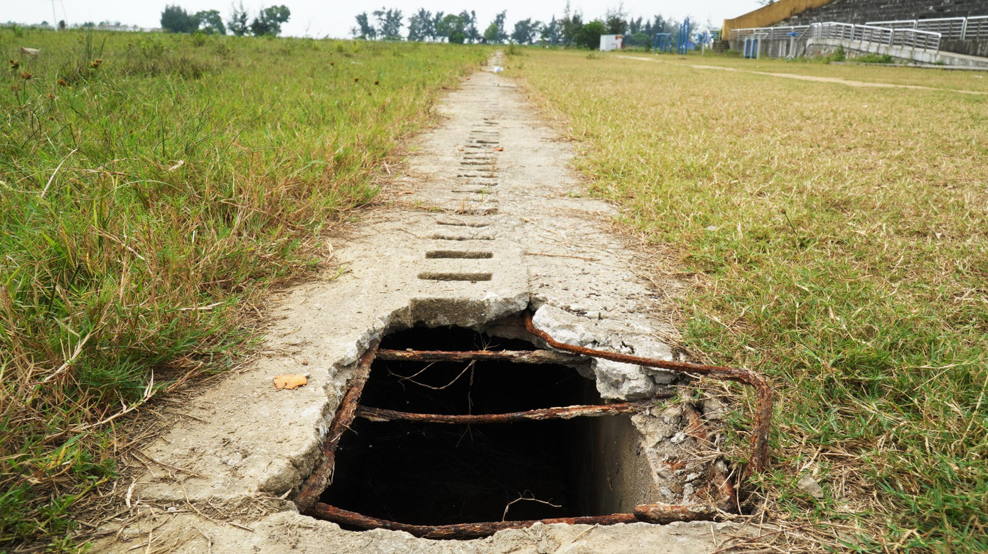Quá trình triển khai, công trình thiếu vốn, chậm hoàn thành, phải sửa chữa, hoàn thiện chắp vá gây nên lo ngại về chất lượng xây dựng khi đưa vào sử dụng. Trên thực tế, đến nay sau khi được huyện Phú Vang bàn giao về cho phường Thuận An (TP Huế) quản lý, nhiều hạng mục tái hư hỏng, như hệ thống thoát nước mặt sân bóng, tường vách phía sau khu khán đài bong tróc, kết cấu thép xà gồ khán đài chính rỉ sét, mặt sân bóng không thể sử dụng do lồi lõm sình lầy…