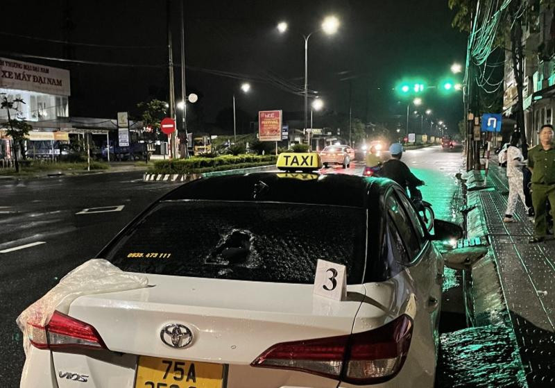 Xe con dừng bên đường bị Tuấn dùng búa phá hỏng kính. Ảnh: CA