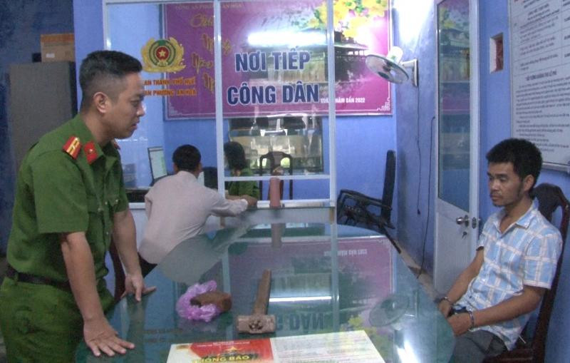 Đối tượng Phan Đình Minh Tuấn (bìa phải). Ảnh: CA