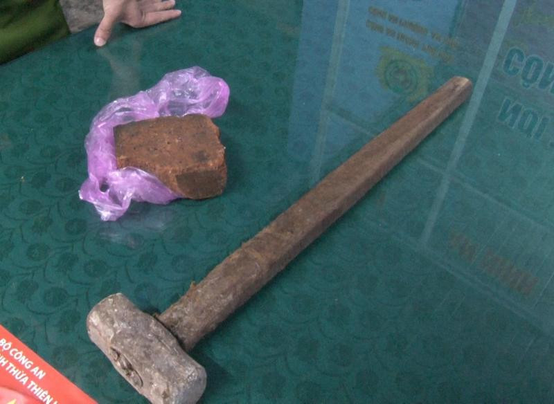 Tang vật gạch, búa được Tuấn sử dụng để phá hoại xe ô tô, nhà dân. Ảnh: CA